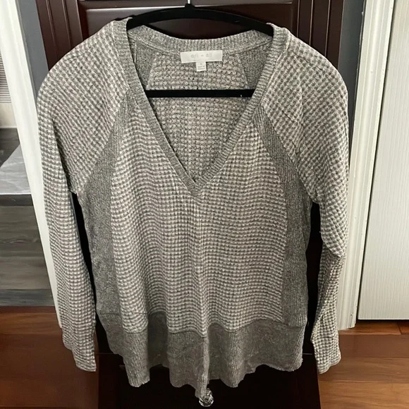 Beautiful v neck sweater. Gray and white eri + Ali size small - Picture 1 of 4